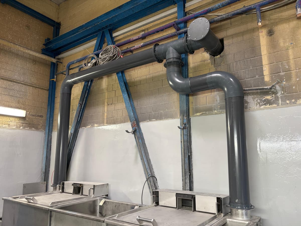 PVC-Abluftleitung in einer Werkshalle